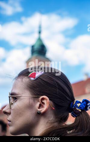 18. Mai 2024, Warschau, Mazovia, Polen: Während der Demonstration wird ein Demonstrant mit einer Wassermelonen-Haarspange gesehen, während er vor dem Königsschloss stand. Pro-palästinensische Demonstranten veranstalten eine die-in-Demonstration auf dem Warschauer Schlossplatz. Im Gedenken an die Nakba ab 1948 lagen die Demonstranten bewegungslos auf dem Boden. Danach erzählten einige Palästinenser und Polnisch-Palästinenser ihren Geschichten vor dem versammelten Publikum. (Credit Image: © Neil Milton/SOPA Images via ZUMA Press Wire) NUR REDAKTIONELLE VERWENDUNG! Nicht für kommerzielle ZWECKE! Stockfoto