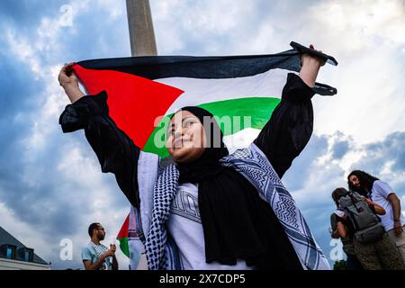 18. Mai 2024, Warschau, Mazowien, Polen: Während der Demonstration hält eine Demonstrantin eine palästinensische Flagge über ihrem Kopf. Pro-palästinensische Demonstranten veranstalten eine die-in-Demonstration auf dem Warschauer Schlossplatz. Im Gedenken an die Nakba ab 1948 lagen die Demonstranten bewegungslos auf dem Boden. Danach erzählten einige Palästinenser und Polnisch-Palästinenser ihren Geschichten vor dem versammelten Publikum. (Credit Image: © Neil Milton/SOPA Images via ZUMA Press Wire) NUR REDAKTIONELLE VERWENDUNG! Nicht für kommerzielle ZWECKE! Stockfoto