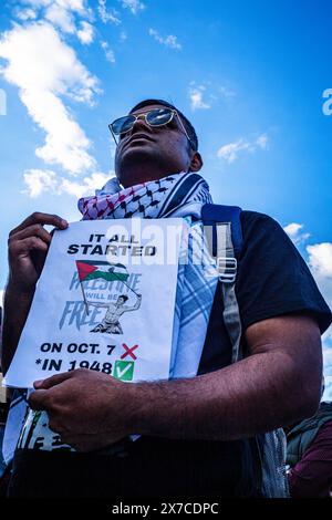 18. Mai 2024, Warschau, Mazovia, Polen: Ein Demonstrant hält ein Plakat, das seine Meinung während der Demonstration zum Ausdruck bringt. Pro-palästinensische Demonstranten veranstalten eine die-in-Demonstration auf dem Warschauer Schlossplatz. Im Gedenken an die Nakba ab 1948 lagen die Demonstranten bewegungslos auf dem Boden. Danach erzählten einige Palästinenser und Polnisch-Palästinenser ihren Geschichten vor dem versammelten Publikum. (Credit Image: © Neil Milton/SOPA Images via ZUMA Press Wire) NUR REDAKTIONELLE VERWENDUNG! Nicht für kommerzielle ZWECKE! Stockfoto