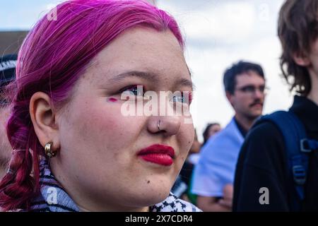 18. Mai 2024, Warschau, Mazovia, Polen: Eine Protestlerin hat während der Demonstration ein Wassermelonenbild unter ihrem Auge. Pro-palästinensische Demonstranten veranstalten eine die-in-Demonstration auf dem Warschauer Schlossplatz. Im Gedenken an die Nakba ab 1948 lagen die Demonstranten bewegungslos auf dem Boden. Danach erzählten einige Palästinenser und Polnisch-Palästinenser ihren Geschichten vor dem versammelten Publikum. (Credit Image: © Neil Milton/SOPA Images via ZUMA Press Wire) NUR REDAKTIONELLE VERWENDUNG! Nicht für kommerzielle ZWECKE! Stockfoto