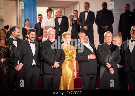 Denis Menochet, Rolando Ravello, Cate Blanchett, Evan Johnson und Guy Maddin nehmen an den „Gerüchten“ Roten Teppich beim 77. Filmfestival in Cannes im Palais des Festivals Teil. Stockfoto