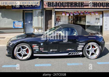 Schwarzer BMW Z4 Hochleistungs-Sportwagen mit 2 Türen und Softtop-Cabriolet mit angebrachten Aufklebern für die Fahrzeugabstimmung – Le Blanc, Indre (36), Frankreich. Stockfoto