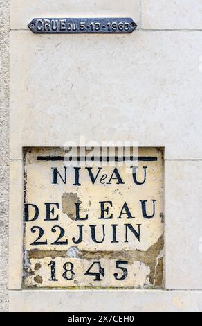 Markierungen für den Hochwasserstand in den Jahren 1845 und Oktober 1960 (7 Meter über dem Normalwert) - Argenton-sur-Creuse, Indre (36), Frankreich. Stockfoto