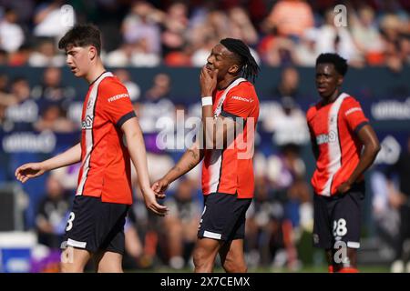 Gabriel Osho (Mitte) von Luton Town reagiert auf eine verpasste Chance während des Premier League-Spiels in der Kenilworth Road, Luton. Bilddatum: Sonntag, 19. Mai 2024. Stockfoto