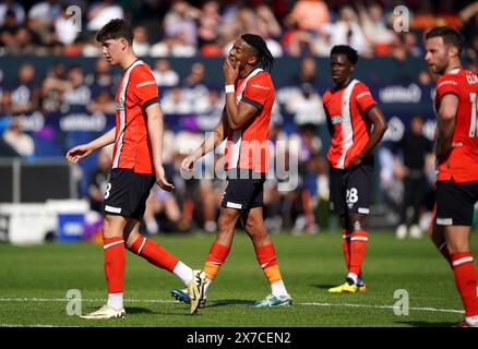 Gabriel Osho (zweiter links) von Luton Town reagiert auf eine verpasste Chance während des Premier League-Spiels in der Kenilworth Road, Luton. Bilddatum: Sonntag, 19. Mai 2024. Stockfoto