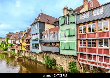 Kürzlich renovierte und neu gestaltete alte Häuser (les vieilles maisons du pont) über der Creuse - Argenton-sur-Creuse, Indre (36), Frankreich. Stockfoto