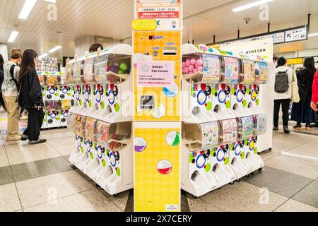 Reihen von Spielzeugautomaten für Gashapon-Kapseln am Bahnhof Akihabara in Tokio während einer Werbeveranstaltung. Stockfoto