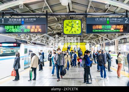 Blick entlang des Bahnsteigs am Bahnhof Akihabara auf der Yamanote-Linie am Abend. Zugabfahrt, selektiver Fokus auf Beschilderung über den Tokioter Linien. Stockfoto