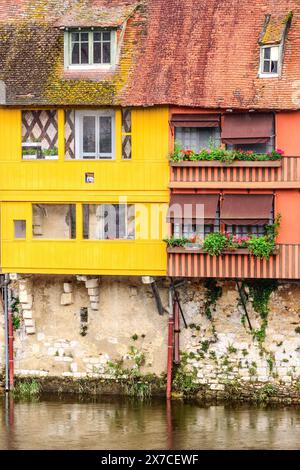 Kürzlich renovierte und neu gestaltete alte Häuser (les vieilles maisons du pont) über der Creuse - Argenton-sur-Creuse, Indre (36), Frankreich. Stockfoto