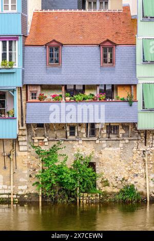 Kürzlich renovierte und neu gestaltete alte Häuser (les vieilles maisons du pont) über der Creuse - Argenton-sur-Creuse, Indre (36), Frankreich. Stockfoto