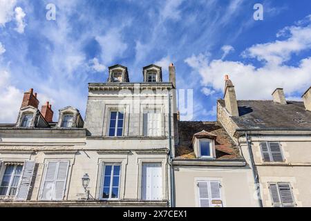 Häuser aus dem 18. Jahrhundert, die zu verschiedenen Zeiten und Höhen gebaut wurden - Le Blanc, Indre (36), Frankreich. Stockfoto