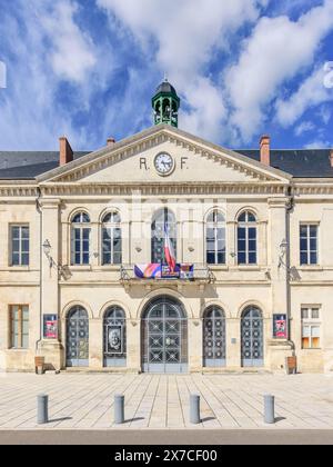 Klassische Fassade des Rathauses aus dem 19. Jahrhundert / mairie - Le Blanc, Indre (36), Frankreich. Stockfoto