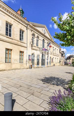 Klassische Fassade des Rathauses aus dem 19. Jahrhundert / mairie - Le Blanc, Indre (36), Frankreich. Stockfoto