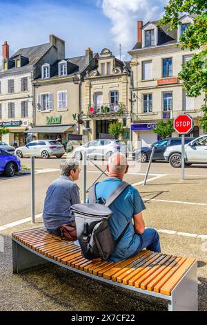 Älteres Ehepaar, das auf einer Sitzbank im Stadtzentrum sitzt - Le Blanc, Indre (36), Frankreich. Stockfoto