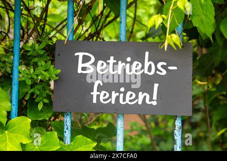 Symbolbild der Betriebsfeiertage: Schild auf dem Garten mit der deutschen Aufschrift BETRIEBSFERIEN (Betriebsfeiertage) Stockfoto