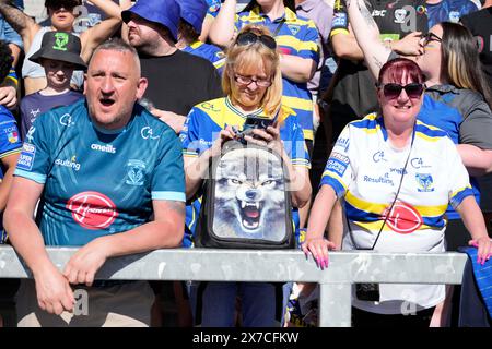 Fans der Warrington Wolves jubeln während des Halbfinales des Betfred Challenge Cup Huddersfield Giants gegen Warrington Wolves im Totally Wicked Stadium, St Helens, Großbritannien, 19. Mai 2024 (Foto: Steve Flynn/News Images) Stockfoto