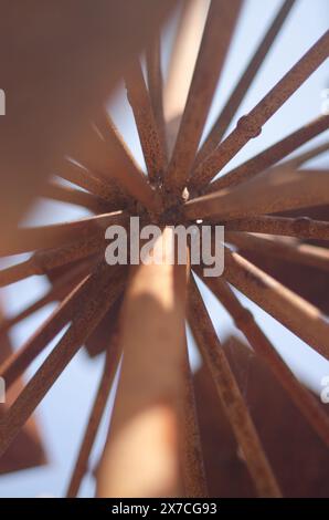 Ansicht von unten auf Metallstangen, die miteinander verbunden sind. Hochwertige Fotos Stockfoto