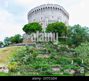 Windsor, Vereinigtes Königreich - 1. Juli 2010 : Windsor Castle, königliche Residenz außerhalb von London. Rundturm im mittleren Bezirk, auf einem künstlichen Hügel. Stockfoto