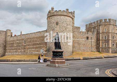 Windsor, Vereinigtes Königreich - 1. Juli 2010 : Windsor Castle, königliche Residenz außerhalb von London. Königin Victoria Statue vor der Südwestmauer. Stockfoto