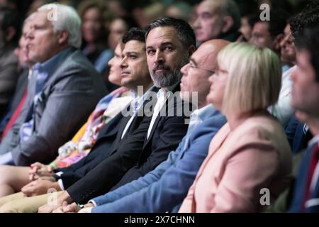 Madrid, Spanien. Mai 2024. Santiago Abascal (C), Vorsitzender der rechtsextremen Partei VOX, während der Konferenz "Europa Viva 24" im Palacio de Vistalegre. Rechtsextreme Politiker aus verschiedenen Ländern haben an dem Konvent vor den Europawahlen teilgenommen. Quelle: Marcos del Mazo/Alamy Live News Stockfoto