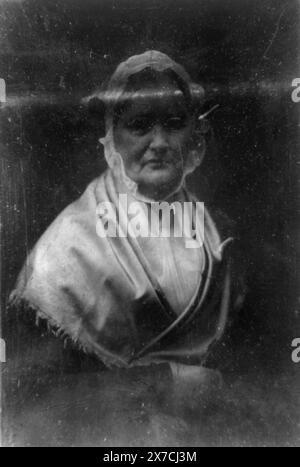 Mary Woodburn Greeley, halblanges Porträt einer Frau, leicht nach rechts, mit einer Brille, reproduziert als „Mutter von Horace Greeley“ und wird der Clendenin-Sammlung in New York (State) University zugeschrieben. Abteilung für Archiv und Geschichte, Verfahren bei der Enthüllung eines Denkmals für Horace Greeley... Albany, 1915, gegenüber Seite 238., Kratzer auf Platte: 175., Hallmark: Rinhart 46A., Transfer; U.S. war College; 1920; (DLC/PP-1920:46153)., ist Teil von: Daguerreotype Collection , produziert von Mathew Brady's Studio. Greeley, Mary Woodburn, 1788-1855. Stockfoto