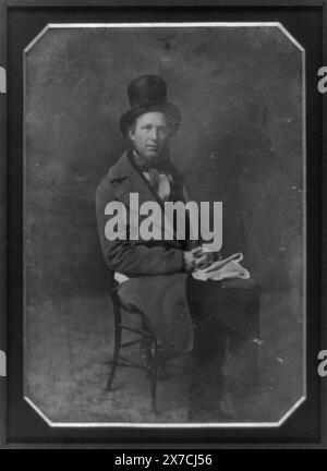 Horace Greeley, Porträt in voller Länge, Dreiviertel rechts, im Stuhl sitzend, mit hohem Hut, gefalteter Zeitung im Schoß, Teppich auf dem Boden, auf der Vorderseite des Tellers gekratzt: 42. Auf der Rückseite der Platte: 330; Horace Greeley., Titel entwickelt von Library Staff., produziert von Mathew Bradys Studio., gegenüber dem Licht / H. Pfister. Washington: Smithsonian Institution Press, 1978, S. 322., Transfer; U.S. war College; 1920; (DLC/PP-1920:46153)., ist Teil der Daguerreotype Collection , erschienen in: Eyes of the Nation : A Visual History of the United States / Vincent Virga and the Curators of the Lib Stockfoto