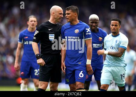 Schiedsrichter Anthony Taylor (links) spricht mit Chelsea's Thiago Silva während des Premier League-Spiels in Stamford Bridge, London. Bilddatum: Sonntag, 19. Mai 2024. Stockfoto