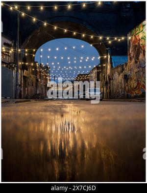 Digbeth Urban Street bei Nacht an einem nassen Tag Stockfoto