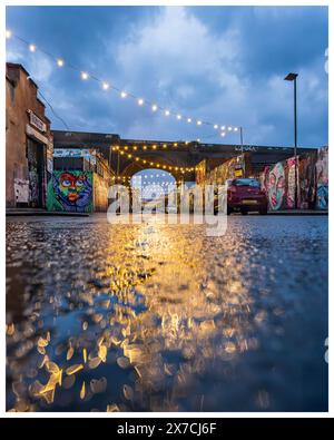 Digbeth Urban Street bei Nacht an einem nassen Tag Stockfoto