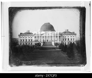 United States Capitol, Washington, D.C., Ostfront Elevation, Beschriftung der Ausstellung „American Treasures Imagination“: Early Views of Washington. Mehrere Regierungsgebäude gehörten zu den ersten Gebäuden in der Hauptstadt des Landes, die von dem relativ neuen Medium der Fotografie aufgenommen wurden. John Plumbe Jr., der erste professionelle Fotograf in Washington, D.C., Betrieb Mitte der 1840er Jahre ein Studio Plumbes Bild des Kapitols mit seiner ehemaligen kupferummantelten Holzkuppel ist das früheste erhaltene Foto des Gebäudes. Titel erstellt von Library Staff., Purchase; 1972; (DLC/PP-1972:R0 Stockfoto