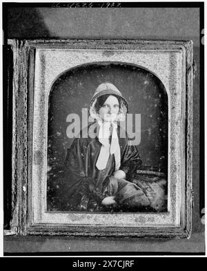 Nicht identifizierte Frau, Dreiviertelformat, nach vorne gerichtet, mit Haube, Arm auf Tisch mit Tischdecke; Bücher auf Tisch, Fotograf unidentifiziert., Fall: Variante von Rinhart 123., Quelle unbekannt., gehört zu: Daguerreotype-Sammlung , . . . . . . . . . . . . . . . . . . . . . . . . . . . . . . . . . . . . . Stockfoto