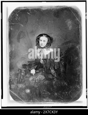 Unbekannte Frau, ca. 20 Jahre alt, dreiviertel Porträt, dreiviertel links, auf Stuhl neben einem kleinen Tisch mit Tischdecke sitzend, mit Mütze und umhang, auf der Rückseite des Tellers gekratzt: 76 [annulliert]; 93., Hallmark: Rinhart 9., Transfer; U.S. war College; 1920; (DLC/PP-1920:46153)., ist Teil der Daguerreotype Collection, produziert von Mathew Bradys Studio. Stockfoto