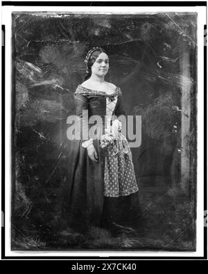 Rosalie Henriette Bediez Laborde, abendfüllendes Porträt einer Frau, Dreiviertel nach rechts, stehend, im Kostüm mit Spitzenschürze, Blumenstrauß haltend, Identifikation aus Holzschnitt in Ballou's Pictorial, 25. Juni 1859, Seite 401., alternative Identifikationen: Madame Sabonde (Kat. 5); Villaume., auf Tellerseite gekratzt: 213; Mad. Laborde. Kratzer auf der Rückseite der Platte: 137., Transfer; U.S. war College; 1920. (DLC/PP-1920:46153)., ist Teil von: Daguerreotype Collection , produziert von Mathew Brady's Studio. Laborde, Rosalie Henriette Bediez, 1824. Stockfoto