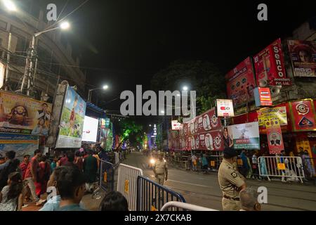 Kolkata, Westbengalen, Indien- 4h Oktober 2022 : dekorierte und beleuchtete Straße während des Durga Puja Festivalabends. Durga Puja ist ein fest des Hinduismus. Stockfoto