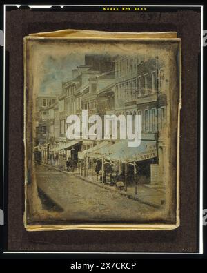 Nördliche Seite der Chestnut Street, zwischen Second Street und Third Street, Philadelphia, Pennsylvania, in einem Rahmen mit Blattgold um die Fensteröffnung. Papieretikett auf der Rückseite des Rahmens: Nördliche Seite der Chestnut Street zwischen 2nd & 3rd Street. Daguerreotypischer Blick von Mr. WM. G. Mason. Von ihm an John McAllister, Mai 1843., Papieretikett auf der Rückseite des Rahmens: North Side of Chestnut St. Between 2nd & 3rd., Papieretikett auf der Rückseite des Rahmens: Mr. John McAllister., Purchase; Marian S. Carson; 1996; (DLC/PP-1996:087.2). ist Teil von: Sammlung Daguerreotype , Teil von: Sammlung Marian S. Carson , Stockfoto