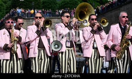 Dresden, Deutschland. Mai 2024. Musiker spielen während der Dixieland-Parade auf dem Terrassenufer. Die Parade markiert auch das Ende des 52. Internationalen Dixieland Festivals. Robert Michael/dpa/Alamy Live News Stockfoto