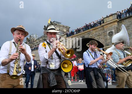 Dresden, Deutschland. Mai 2024. Musiker spielen während der Dixieland-Parade auf dem Terrassenufer. Die Parade markiert auch das Ende des 52. Internationalen Dixieland Festivals. Robert Michael/dpa/Alamy Live News Stockfoto