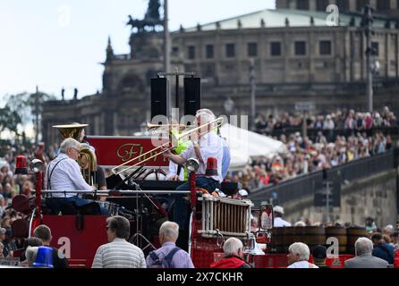 Dresden, Deutschland. Mai 2024. Musiker spielen während der Dixieland-Parade auf dem Terrassenufer. Die Parade markiert auch das Ende des 52. Internationalen Dixieland Festivals. Robert Michael/dpa/Alamy Live News Stockfoto