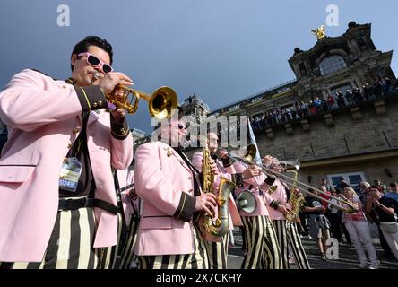 Dresden, Deutschland. Mai 2024. Musiker spielen während der Dixieland-Parade auf dem Terrassenufer. Die Parade markiert auch das Ende des 52. Internationalen Dixieland Festivals. Robert Michael/dpa/Alamy Live News Stockfoto