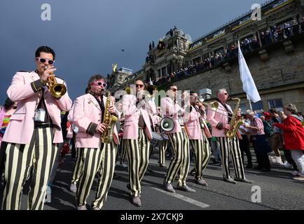 Dresden, Deutschland. Mai 2024. Musiker spielen während der Dixieland-Parade auf dem Terrassenufer. Die Parade markiert auch das Ende des 52. Internationalen Dixieland Festivals. Robert Michael/dpa/Alamy Live News Stockfoto