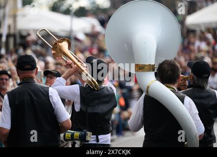 Dresden, Deutschland. Mai 2024. Musiker spielen während der Dixieland-Parade auf dem Terrassenufer. Die Parade markiert auch das Ende des 52. Internationalen Dixieland Festivals. Robert Michael/dpa/Alamy Live News Stockfoto