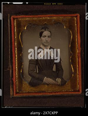 Nicht identifizierte Frau, halblanges Porträt, nach vorne gerichtet, im Stuhl sitzend, Etui: Ovales Design umgeben von Rollen., Barboza-Nummer: 6019.059., Kauf; Anthony Barboza; 1999; (DLC/PP-1999:022)., ist Teil von: Daguerreotype Collection , . Stockfoto