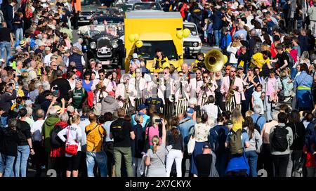 Dresden, Deutschland. Mai 2024. Musiker spielen während der Dixieland-Parade auf dem Terrassenufer. Die Parade markiert auch das Ende des 52. Internationalen Dixieland Festivals. Robert Michael/dpa/Alamy Live News Stockfoto