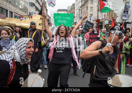 London, Großbritannien. 18. Mai 2024: Demonstranten spielen Trommeln und singen beim Nakba-Marsch 76 für Palästina gegen israelische Angriffe auf Gaza in Zentral-London. Stockfoto