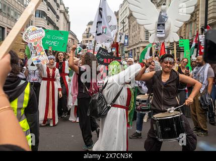 London, Großbritannien. 18. Mai 2024: Demonstranten spielen Trommeln und singen beim Nakba-Marsch 76 für Palästina gegen israelische Angriffe auf Gaza in Zentral-London. Stockfoto