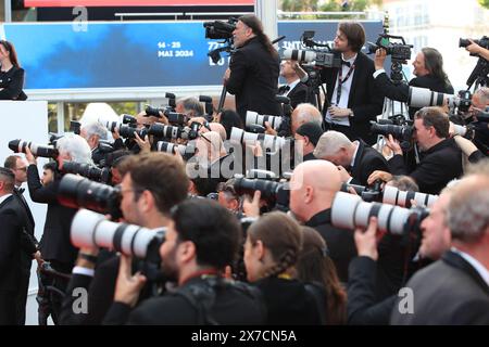 Cannes, Frankreich. Mai 2024. © Pierre Teyssot/MAXPPP; Festival International du Film de Cannes 77. Ausgabe der Filmfestspiele von Cannes in Cannes, Südfrankreich, am 19. Mai 2024. Gäste und US-Schauspieler KevinCostner kommen zur Vorführung des Films „Horizon: An American Saga“ Fotografen bei der Arbeit © Pierre Teyssot/Maxppp das 77. Internationale Filmfestival in Cannes findet vom 14. Bis 25. Mai 2024 statt Credit: MAXPPP/Alamy Live News Stockfoto