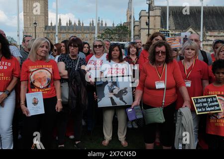 London, Großbritannien. Mai 2024. Der Hepatitis-C-Trust versammelt sich auf dem Parlamentsplatz, um Maßnahmen im Vorfeld des Abschlussberichts über den Blutskandal zu fordern. Die Demonstration zeigt die Notlage von Zehntausenden, die von kontaminierten Blutprodukten oder Transfusionen in den 1970er bis Anfang der 1990er Jahre betroffen waren Der Trust ist bestrebt, sicherzustellen, dass die bevorstehende Reaktion der Regierung die uneingeschränkte Berücksichtigung der Empfehlungen der Untersuchung und ein transparentes, respektvolles Entschädigungssystem für alle betroffenen Personen umfasst. Quelle: Joao Daniel Pereira/Alamy Live News Stockfoto