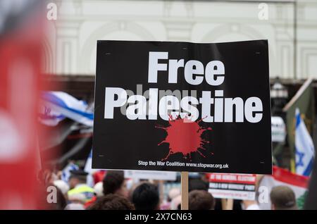 London, Großbritannien. 18. Mai 2024: Demonstranten halten Plakate auf dem Nakba-Marsch 76 für Palästina gegen israelische Angriffe auf Gaza in Zentral-London. Eine riesige Ma Stockfoto