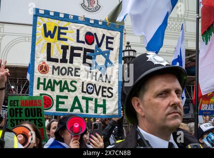 London, Großbritannien. 18. Mai 2024: Pro-israelische Gegendemonstratoren im Piccadilly Circus rufen und verspotten Menschen, die auf der Nakba für Frieden in Palästina marschieren Stockfoto