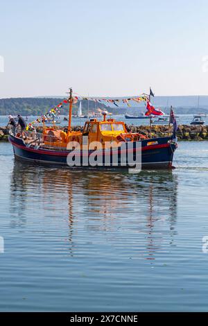 Poole, Dorset, Großbritannien. Mai 2024. Tausende strömen an einem warmen, sonnigen Nachmittag zum Poole Lifeboat Festival, während das RNLI dieses Jahr sein 200-jähriges Bestehen feiert. Die Parade der Segel umfasst viele historische RNLI Rettungsboote, die aktuelle RNLI Flotte und Besuchspionaden aus anderen Ländern, einschließlich Ruderboote. Quelle: Carolyn Jenkins/Alamy Live News Stockfoto